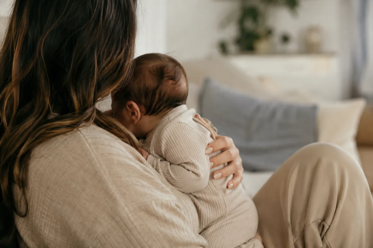 Safe newborn holding airway