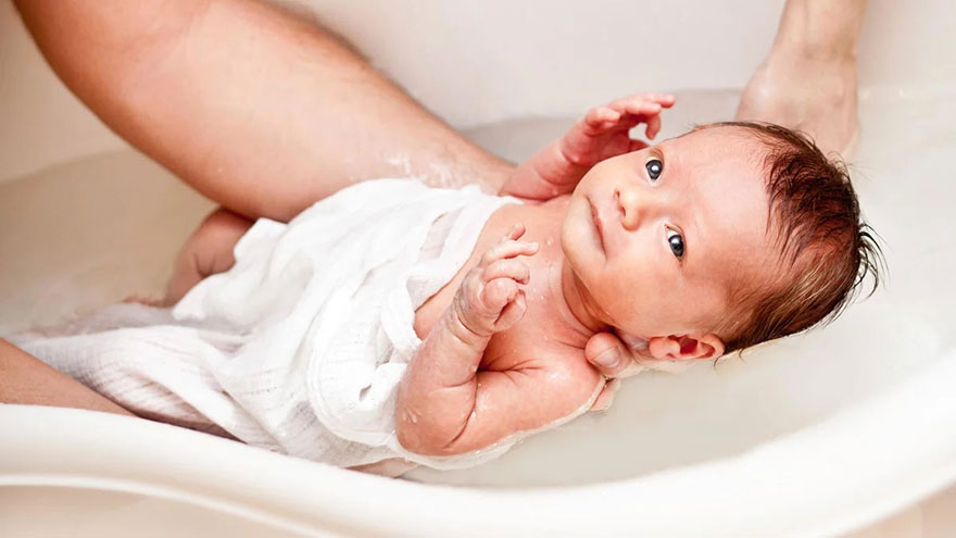 How to Use Soap on a Newborn at Bath Time