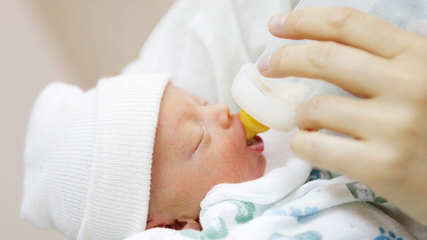 How to Bond with a Newborn When Bottle-Feeding
