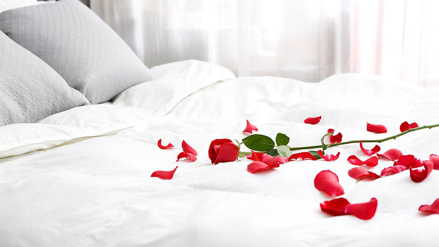 How to Place Rose Petals on a Bed