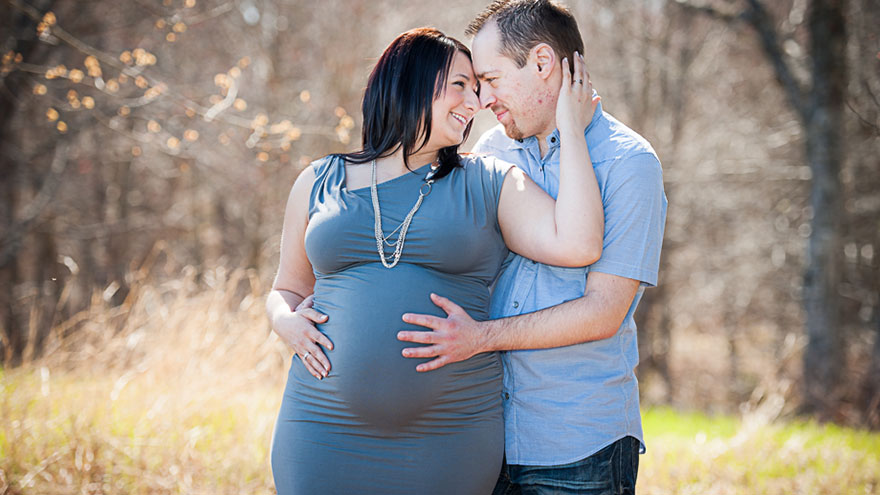 Муж с полненькой женой. Фотосессия беременной. Семейная фотосессия беременности. Фотосет беременной с мужем. Фотосессия беременной пары.